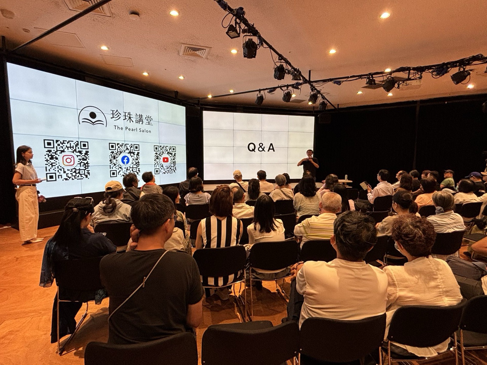 珍珠講堂講座現場，觀眾坐滿臺中國家歌劇院角落沙龍